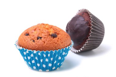 Beyaz arka plan üzerinde izole çikolata ile lezzetli ev yapımı kek. Muffins.