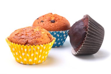 Beyaz arka plan üzerinde izole çikolata ile lezzetli ev yapımı kek. Muffins.