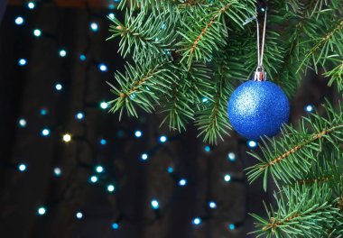 Noel topları Noel ağacına bir bulanık, parlak ve muhteşem arka plan ile dekore edilmiş.