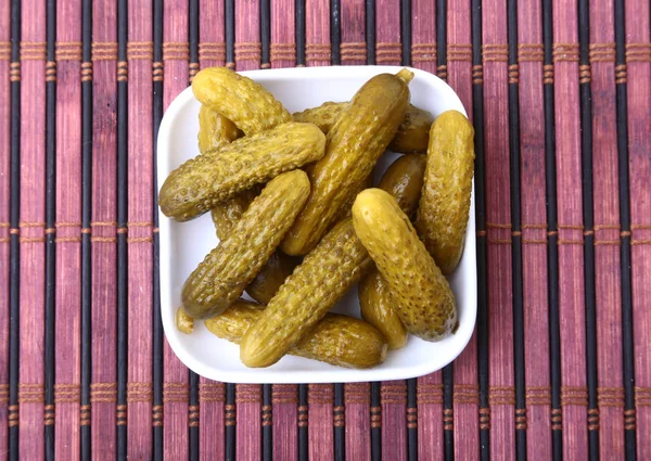 Des cornichons. Bol de concombre de cornichons marinés avec espace de copie. Cornichons . — Photo