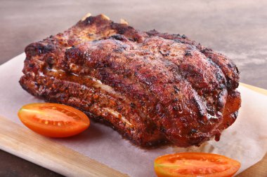 domates ve ketçap plaka üzerinde ızgara domuz pirzola.