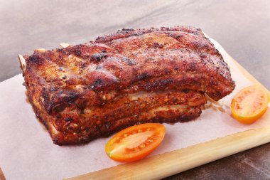 domates ve ketçap plaka üzerinde ızgara domuz pirzola.