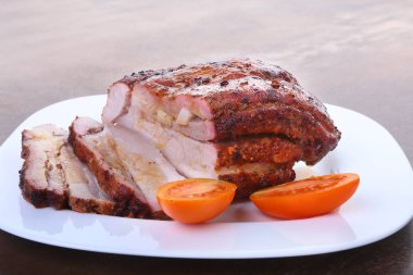 domates ve ketçap plaka üzerinde ızgara domuz pirzola.