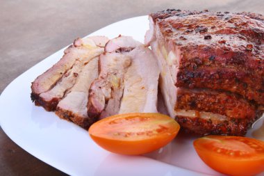 domates ve ketçap plaka üzerinde ızgara domuz pirzola.