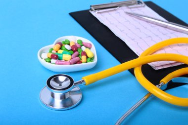 Stetoskop, Rx reçeteli ve renkli ürün yelpazesine hap ve kapsül plaka üzerinde.