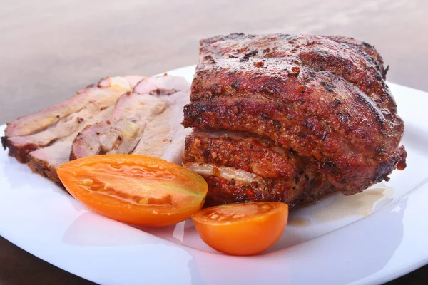 Costeletas de porco grelhadas com tomate e ketchup na placa . — Fotografia de Stock