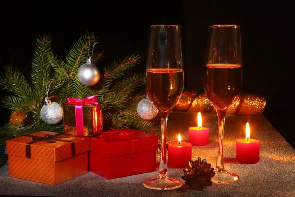 Luxe-geschenketui samenstelling met glas sprankelende champagne wijn of cognac, Kerst kaarsen, kleurrijke kerstballen en boom op een fonkelende achtergrond. Nieuwjaar decoratie. — Stockfoto