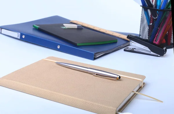 Kleurrijke notebooks en kantoorbenodigdheden op wit tafel. — Stockfoto