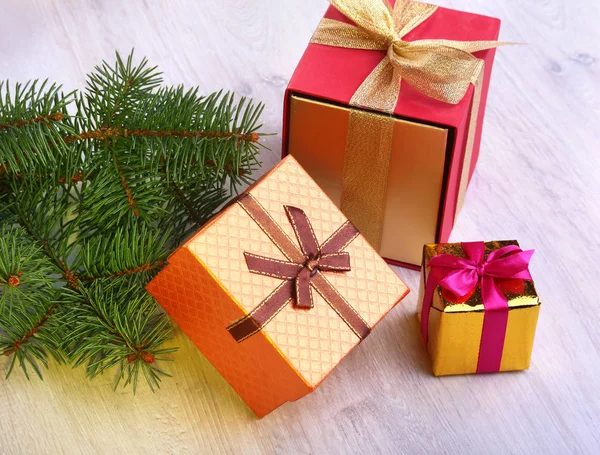 Decoración de Navidad con cajas de regalo y árbol de Navidad en un fondo borroso, brillante y fabuloso . — Foto de Stock