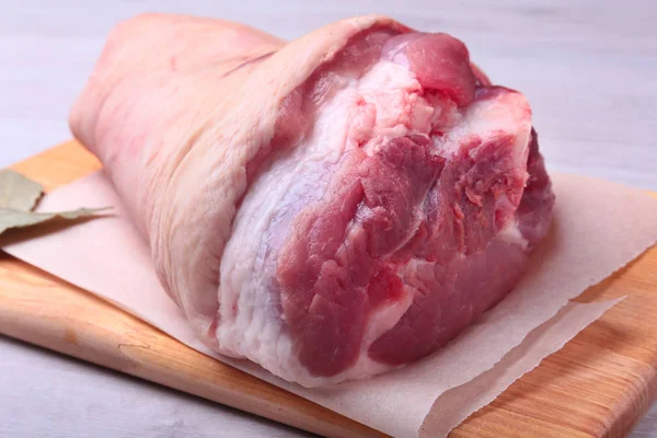 Çiğ domuz knuckle, aromatik defne yaprağı, sarımsak ve baharat bir kesme tahtası üzerinde kurumuş. Seçici odak. Hazır yemek pişirmek için. — Stok fotoğraf