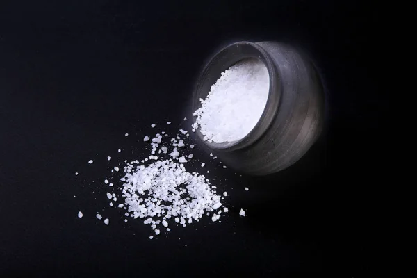 Sól morska białej gliny miski na białym na czarnym tle. Selektywny fokus. — Zdjęcie stockowe