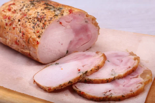 Hausgemachter Hackbraten aus Schweinefleisch mit Gewürzen auf Schneidebrett. — Stockfoto