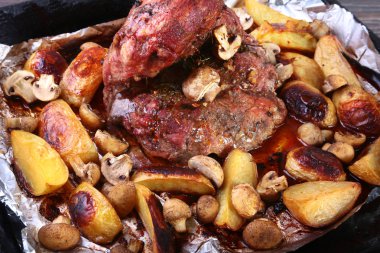 Izgara domuz etli patates. Barbekü. Seçici odak.