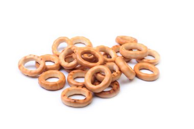 Tuz bir kase, küçük simit - ev yapımı organik atıştırma için izole bira beyaz arka plan ile tuzlu Mini simit