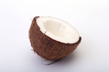 Yarısı beyaz arka plan üzerinde izole hindistancevizi .