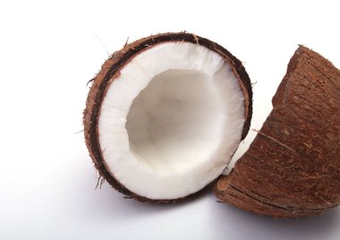 Yarısı beyaz arka plan üzerinde izole hindistancevizi .