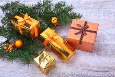 Noel dekorasyon hediye kutuları, renkli topları ile Noel ağacı ahşap masaüstü.