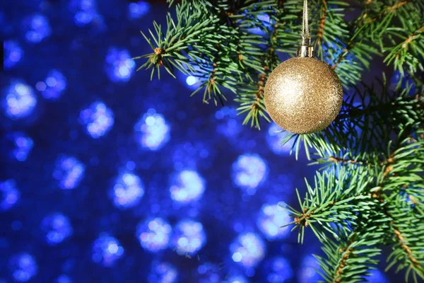 Versierd met kleurrijke ballen kerstboom op de achtergrond van een wazig, sprankelende en fantastische. — Stockfoto