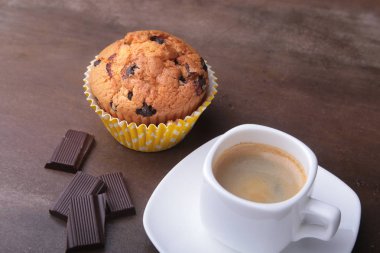 Kuru üzüm ve klasik espresso kahve ile ev yapımı kek. seçici odak.