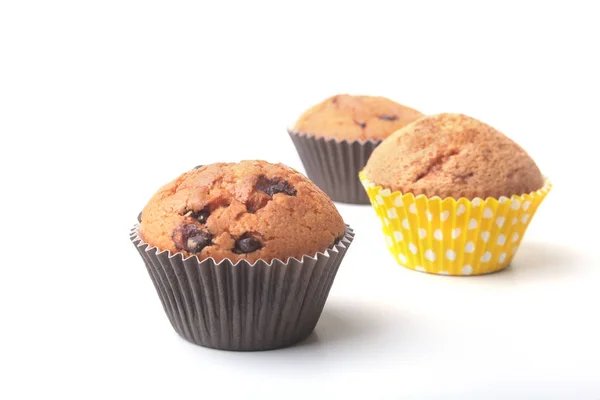 Huisgemaakte muffin met rozijnen en chocolade cupcake. Geïsoleerd op een witte achtergrond. selectieve aandacht — Stockfoto