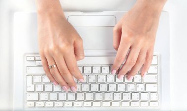 Ofisinde not defteri olan genç ve güzel bir iş kadını.