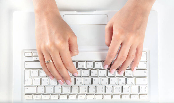 Молодая красивая деловая женщина с блокнотом в офисе