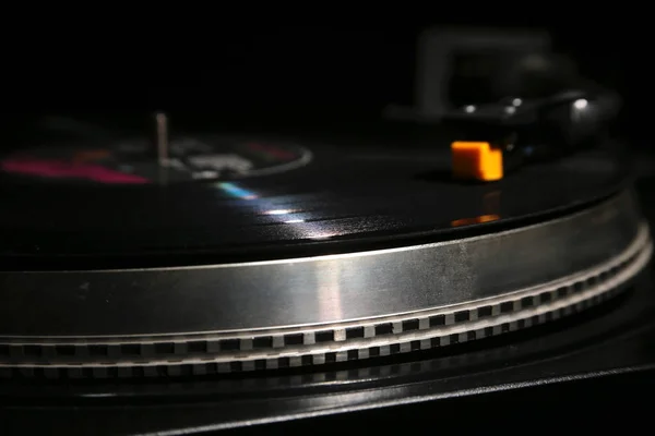 Gros plan de platine vinyle, cartouche de tête hi-fi en action, gramophone rétro jouant un disque analogique avec de la musique. place pour le texte . — Photo
