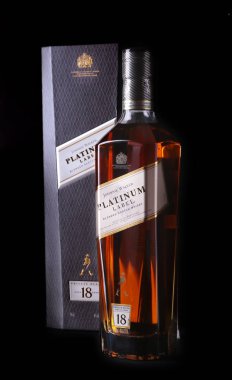 Grodno, Belarus, 03 Ocak 2018, Johnnie Walker Platin etiket harmanlanmış scotch viski özel hediye kutusunda. Özel karışım, yaş 18 yıl.