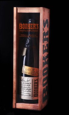 Grodno, Belarus, 03 Ocak 2018 Bookers, Kentucky düz bourbon viski özel ahşap hediye kutusu.
