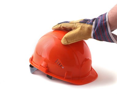 koruyucu eldiven işçi turuncu bir kask elinde tutuyor. Güvenlik kask.