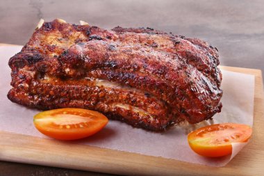 domates ve ketçap plaka üzerinde ızgara domuz pirzola.