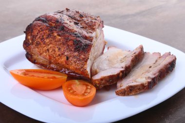 domates ve ketçap plaka üzerinde ızgara domuz pirzola.