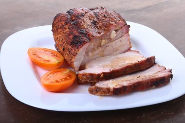 domates ve ketçap plaka üzerinde ızgara domuz pirzola.