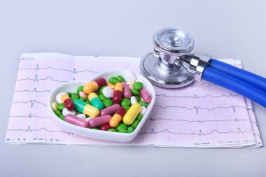 Stetoskop, Rx reçeteli ve renkli ürün yelpazesine hap ve kapsül plaka üzerinde.