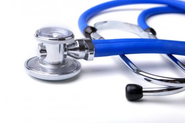 Kırmızı kalp ve masa üzerinde bir stetoskop