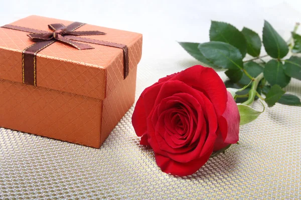 Cajas de regalo con lazo y rosa sobre fondo blanco. Decoración . — Foto de Stock