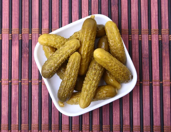 Des cornichons. Bol de concombre de cornichons marinés avec espace de copie. Cornichons . — Photo