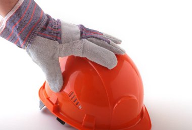 koruyucu eldiven işçi turuncu bir kask elinde tutuyor. Güvenlik kask.
