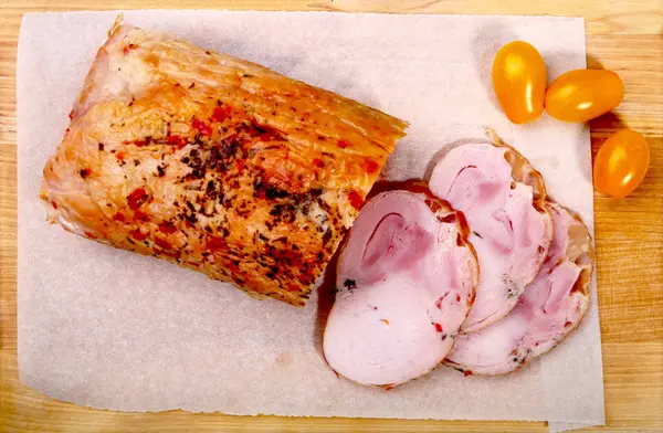 Pain de viande fait maison à partir de viande de porc avec des épices sur planche à découper . — Photo