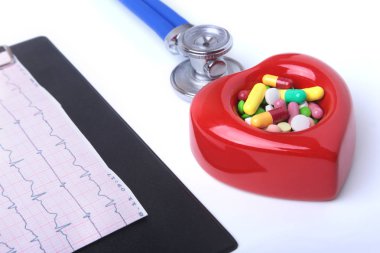 RX reçeteli, kırmızı kalp, asorted pils ve beyaz arka plan üzerinde bir stetoskop