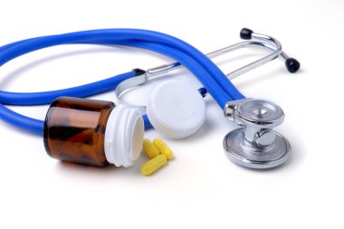 asorted pils ve beyaz arka plan üzerinde bir stetoskop