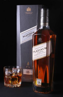 Grodno, Belarus, 02 Ocak 2018, Johnnie Walker Platin etiket harmanlanmış scotch viski özel hediye kutusunda. Özel karışım, yaş 18 yıl.