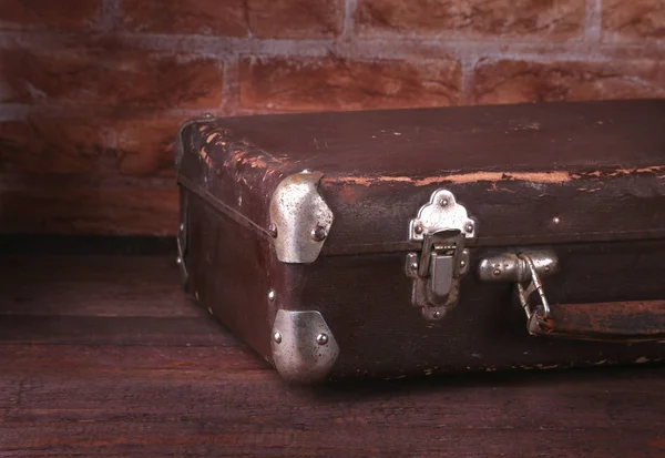 旅行概念与老式手提箱旧相机在木地板. — 图库照片