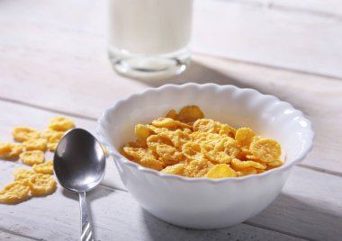 Bir kase ve cam sütlü Mısır gevreği tahıl. Sabah kahvaltı.