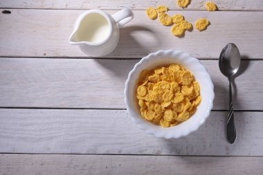 Bir kase ve cam sütlü Mısır gevreği tahıl. Sabah kahvaltı.