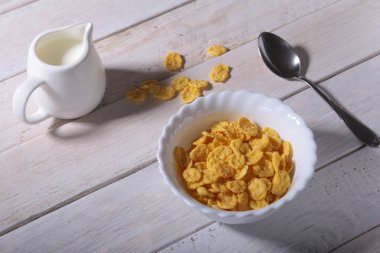 Bir kase ve cam sütlü Mısır gevreği tahıl. Sabah kahvaltı.