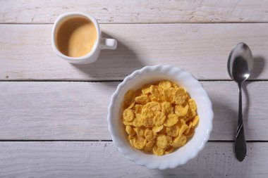 Mısır gevreği tahıl bir kase ve espresso kahve kap. Sabah kahvaltı.