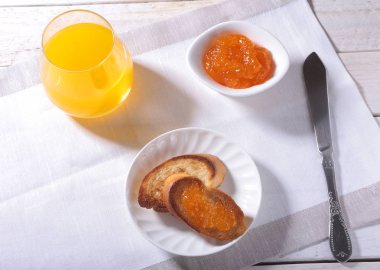 Sabah Kahvaltı ekmek tost ve suyu bardakta portakal reçeli ile ayarlama.