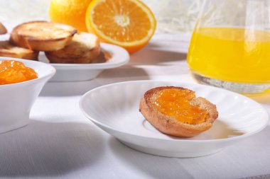 Sabah Kahvaltı ekmek tost ve suyu bardakta portakal reçeli ile ayarlama.