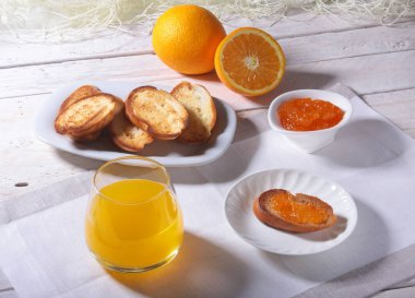 Sabah Kahvaltı ekmek tost ve suyu bardakta portakal reçeli ile ayarlama.